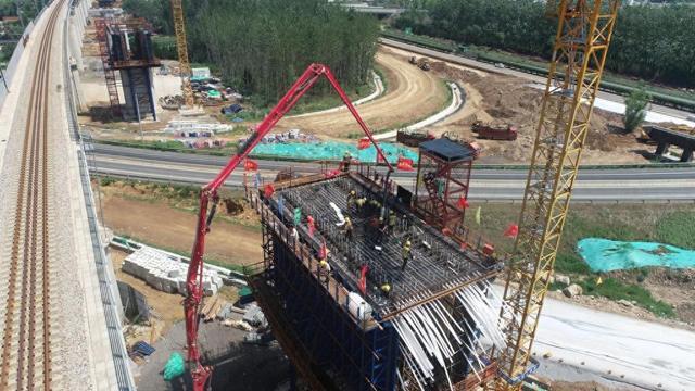 龙烟市域铁路首个0号块浇筑